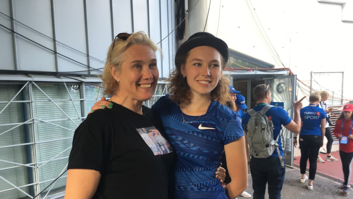Ringa Ropo kyynelehti katsomossa, kun tytär Ella Junnila teki Suomen  ennätyksen – melkoisen tunnemyrskyn läpikäynyt äiti antoi heti tyttärelleen  myös ankaraa kritiikkiä
