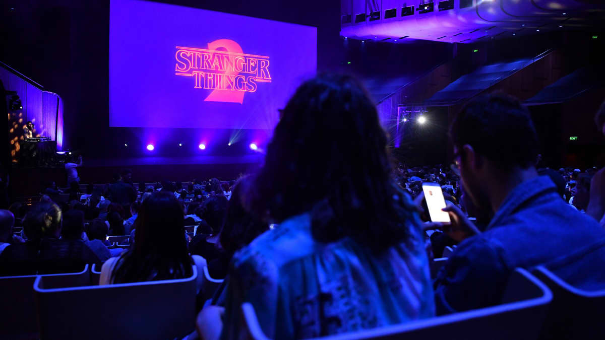 Netflixin suosittu Stranger Things -sarjasta tehdään mobiilipeli. Kuvassa fanit kerääntyivät sarjan toisen tuotantokauden ensi-iltaan Sydneyn oopperatalolle.
