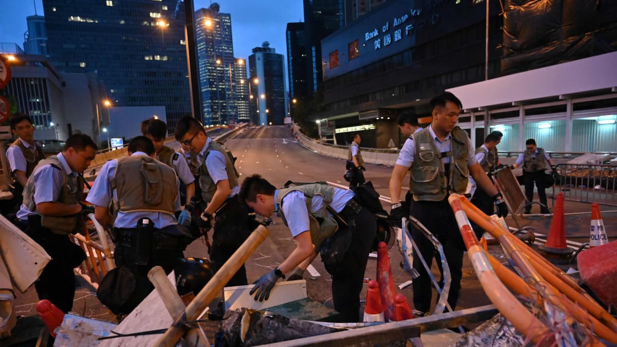 Hongkongin viranomaiset sulkevat virastoja kaupungissa valloillaan olevien mielenosoitusten vuoksi. Paikalliset poliisit siivosivat mielenosoittajien barrikadeja varhain torstaiaamuna.