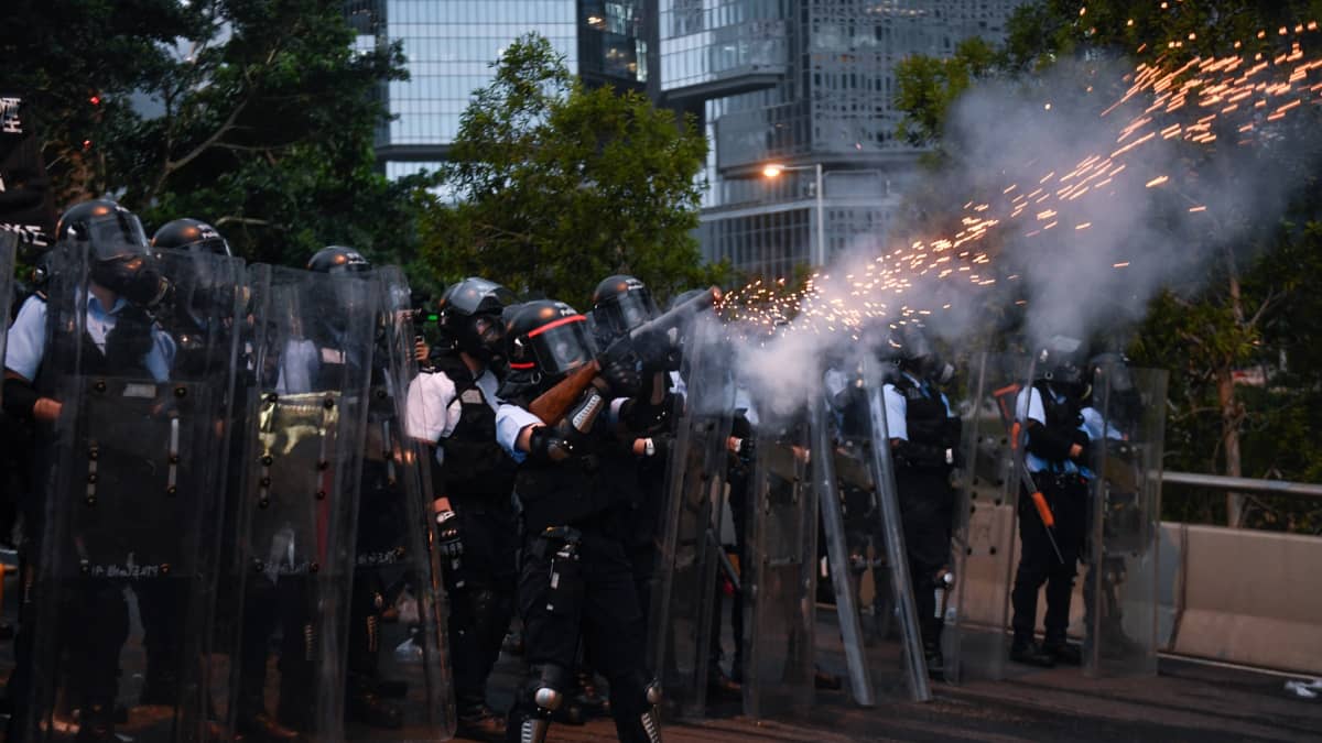 Poliisi ampui kyynelkaasua mielenosoittajia kohti 12. kesäkuuta Hongkongissa. 