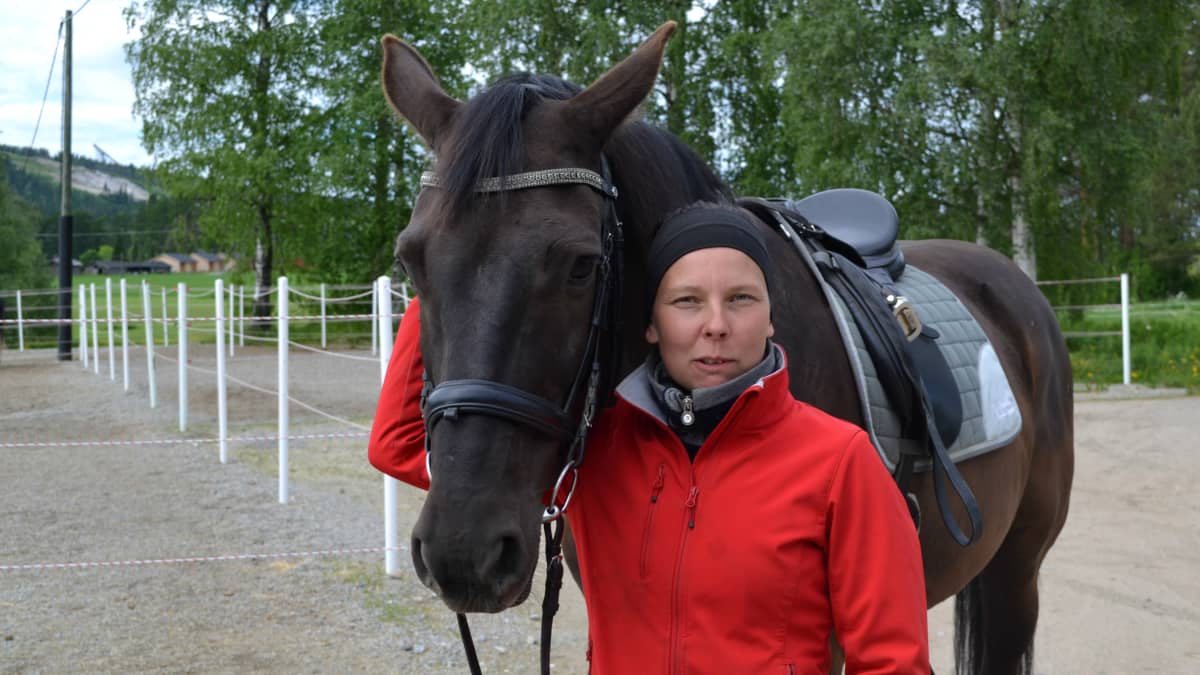 Hanna Pakkala ja lämminverinen hevonen Champion, eli Samu. 