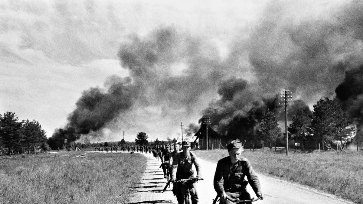 Suomalaiset sotilaat perääntymässä Äänislinnasta toinen päivä heinäkuuta 1944.