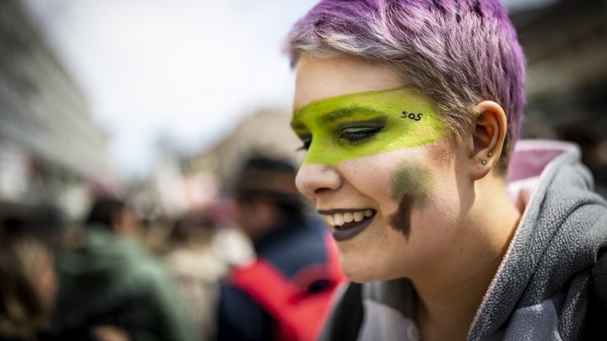 Tämä nuori nainen osallistui ilmastonmuutoksen vastaiseen mielenosoitukseen Lausannessa huhtikuussa. 