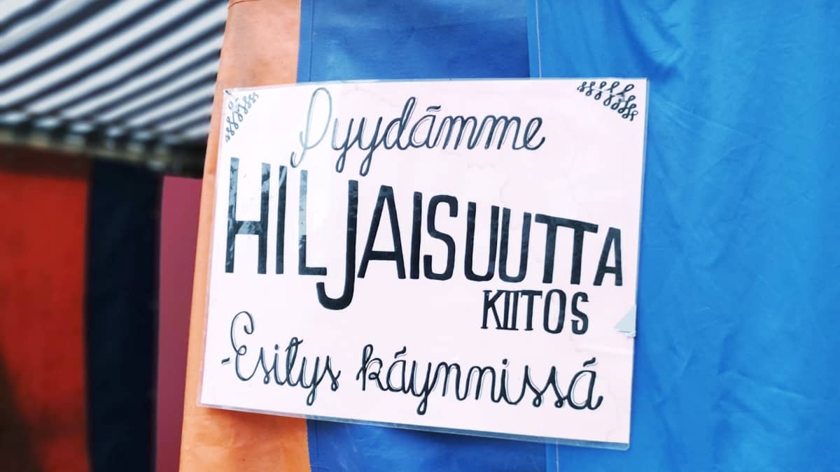 Hiljaisuus-kyltti kinoteltan seinällä Sodankylän elokuvajuhlilla.