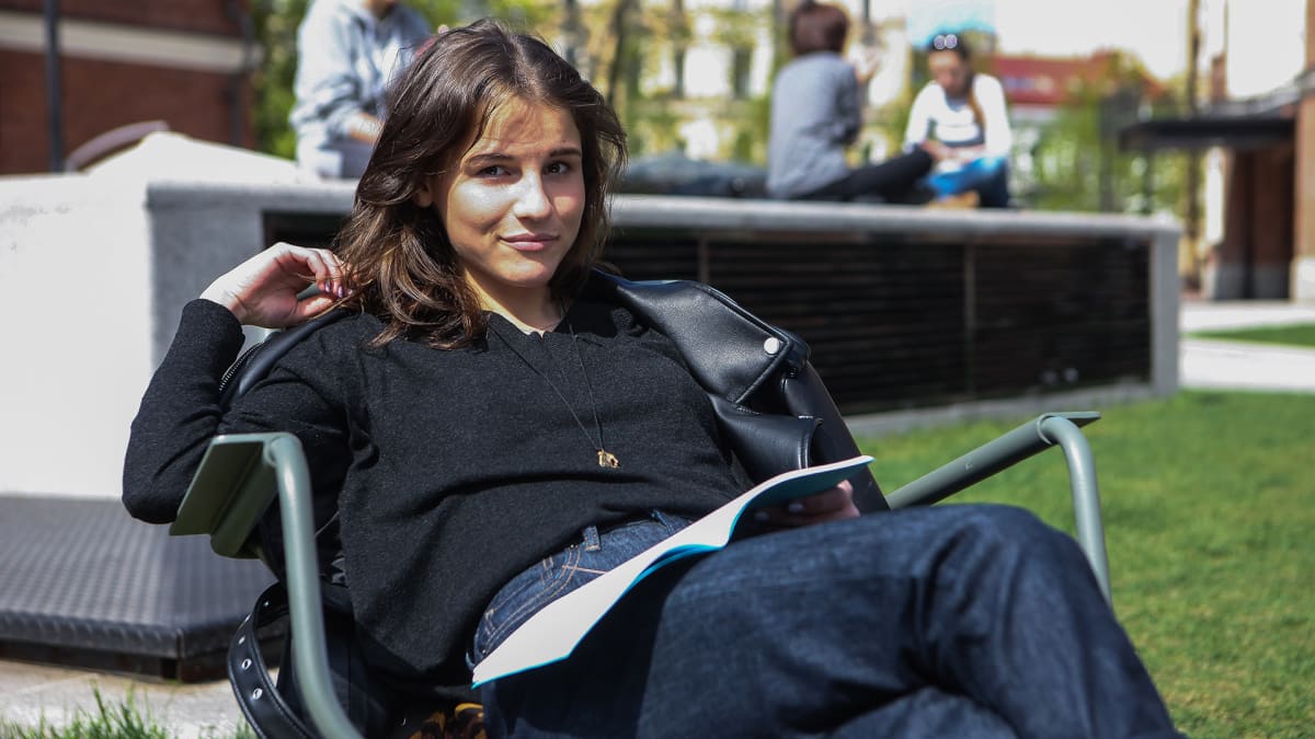 Angelina Ivanova istuu puiston penkillä.