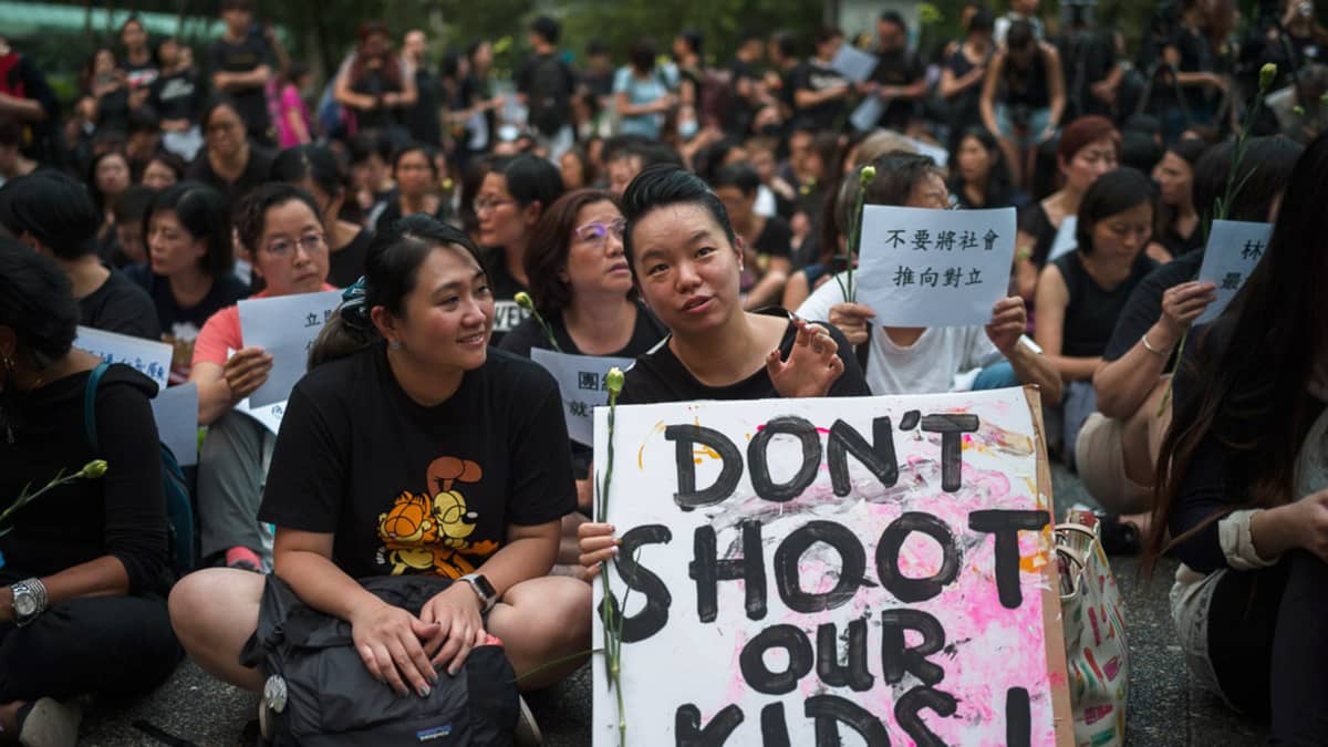 Joukko hongkongilaisia äitejä vetosi torstaina poliisiin, etteivät he käyttäisi voimakeinoja protestoiviin nuoriin.