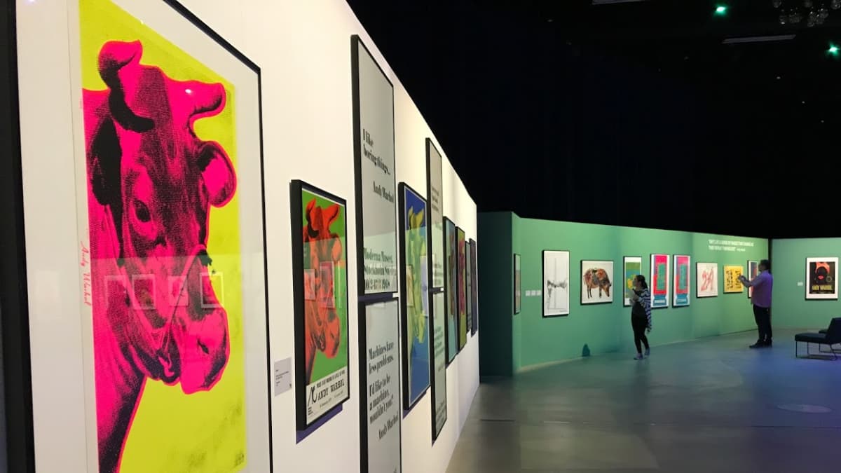 Andy Warholin julisteita näyttelyssä