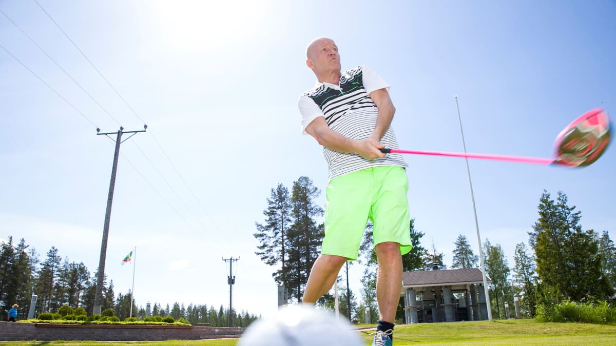 Jussi Wihonen lyö golfpalloa