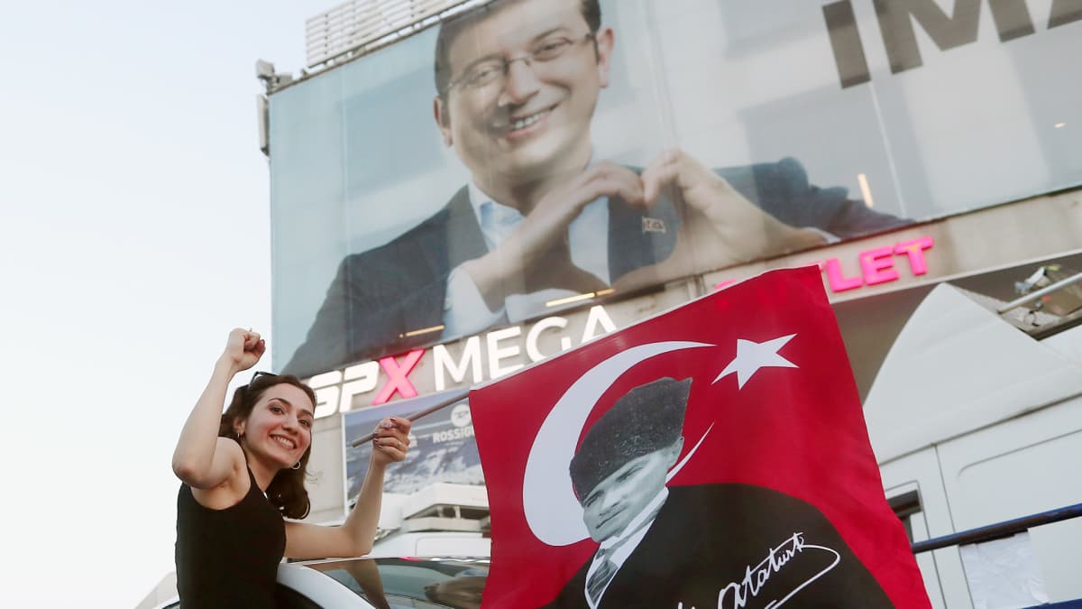 Ekrem Imamoğlun kannattajat juhlivat pormestarivaalin tulosta Istanbulissa.