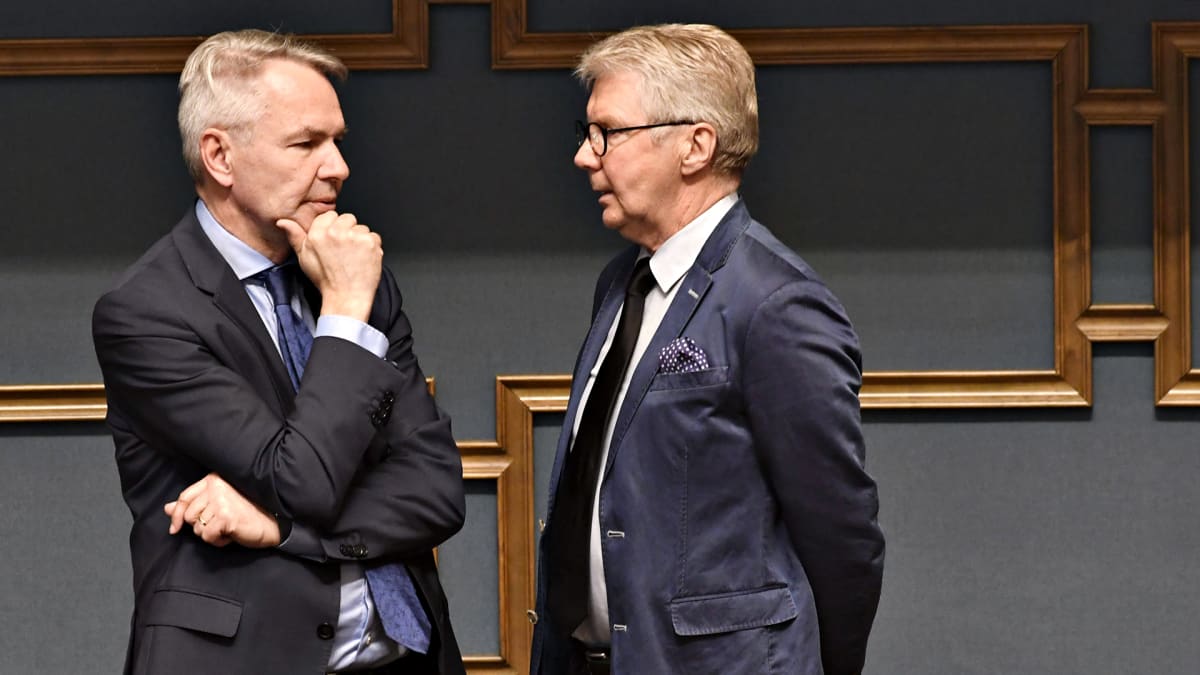 Vihreiden puheenjohtaja, ulkoministeri Pekka Haavisto ja kansanedustaja Pirkka-Pekka Petelius eduskunnan täysistunnossa Helsingissä perjantaina 14. kesäkuuta 2019.