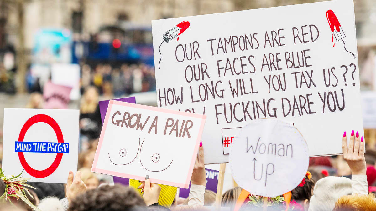 Tamponien verotusta vastustava mielenosoitus Lontoossa.