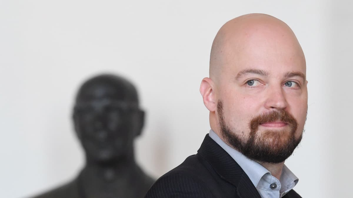 Mikko Kärnä tiedotustilaisuudessaan Helsingissä.