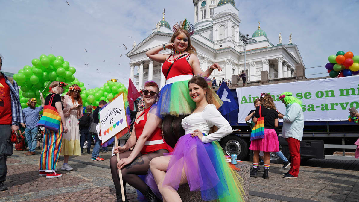 Pride-kulkueen osallistujia, Anne Ketola, Katariina Pohjola ja Maria Bruun.