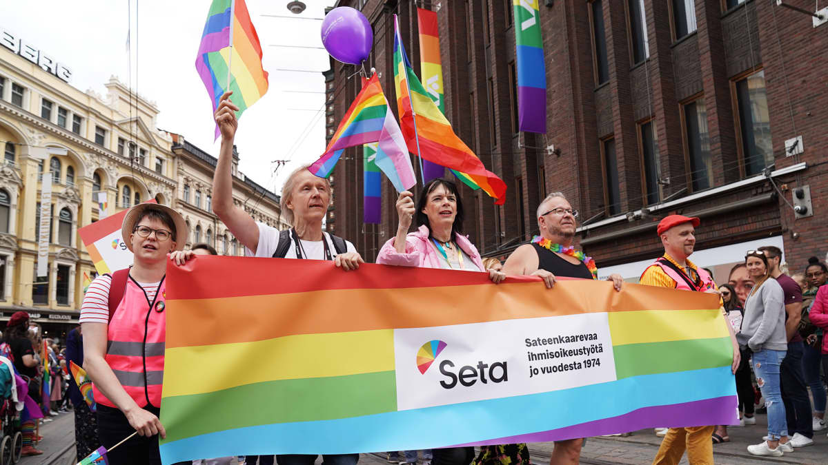 Pride-kulkueen osanottajia.