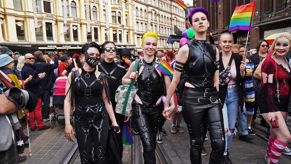 Pride-kulkueen osanottajia.