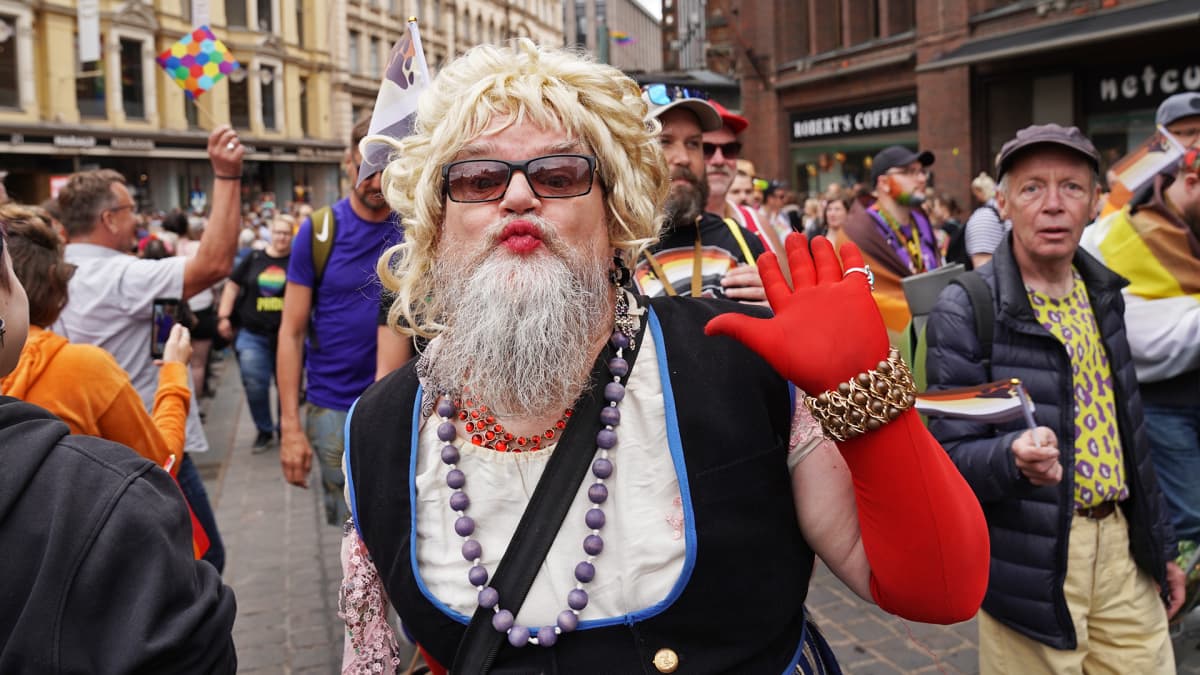 Pride-kulkueen osanottajia.