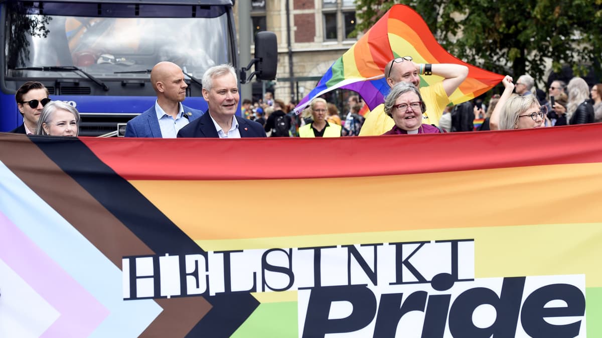 Pääministeri Antti Rinne ja puoliso Heta Ravolainen-Rinne sekä Helsingin hiippakunnan piispa emerita Irja Askola marssivat Helsinki Pride 2019 -kulkueessa.