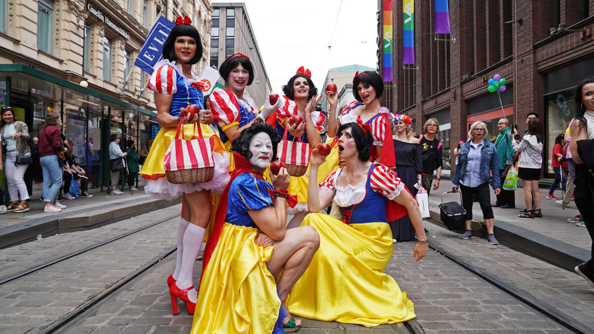 Pride-kulkueen osanottajia.