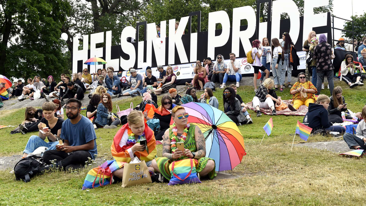 Helsinki Pride 2019 puistojuhla Kaivopuistossa Helsingissä 29. kesäkuuta 2019.