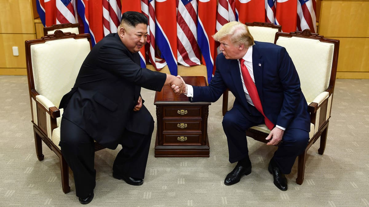 Donald Trump ja Kim Jong-un kättelevät.