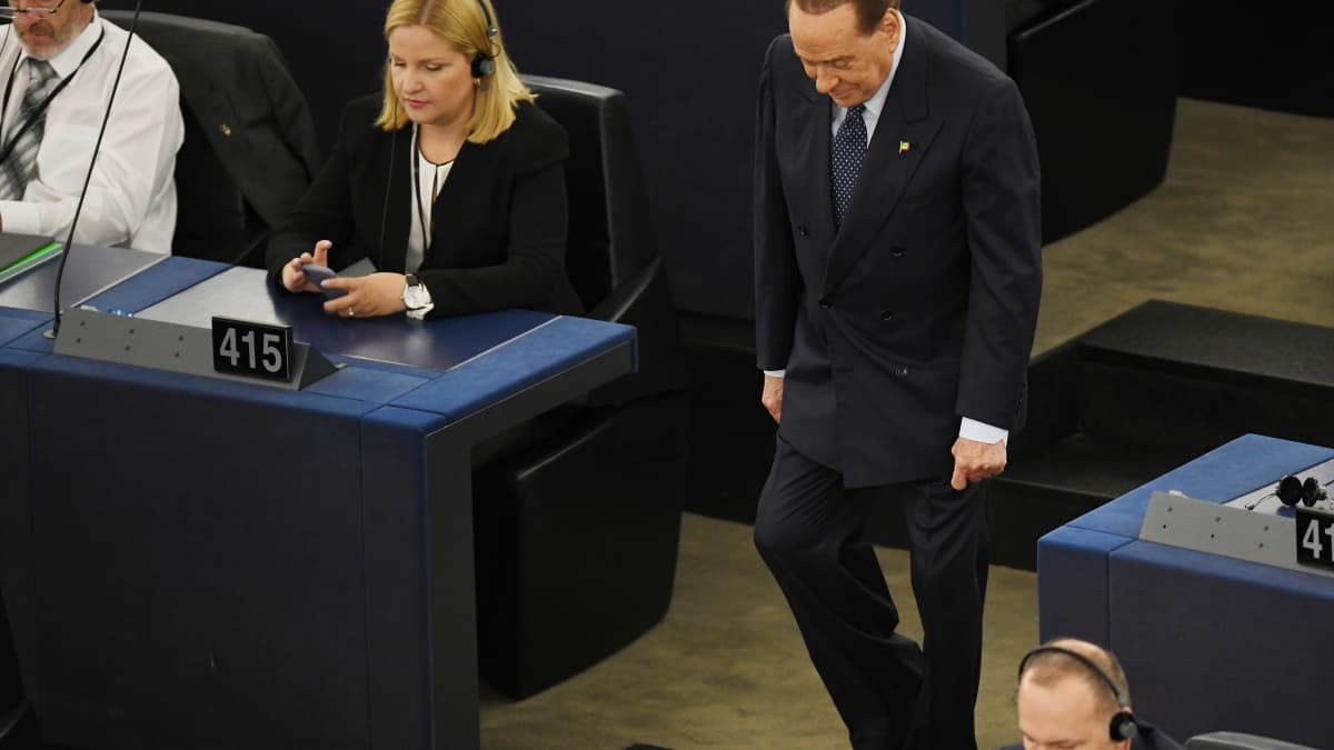 Silvio Berlusconi asteli meppipaikalleen Euroopan parlamentissa 2. heinäkuuta. 