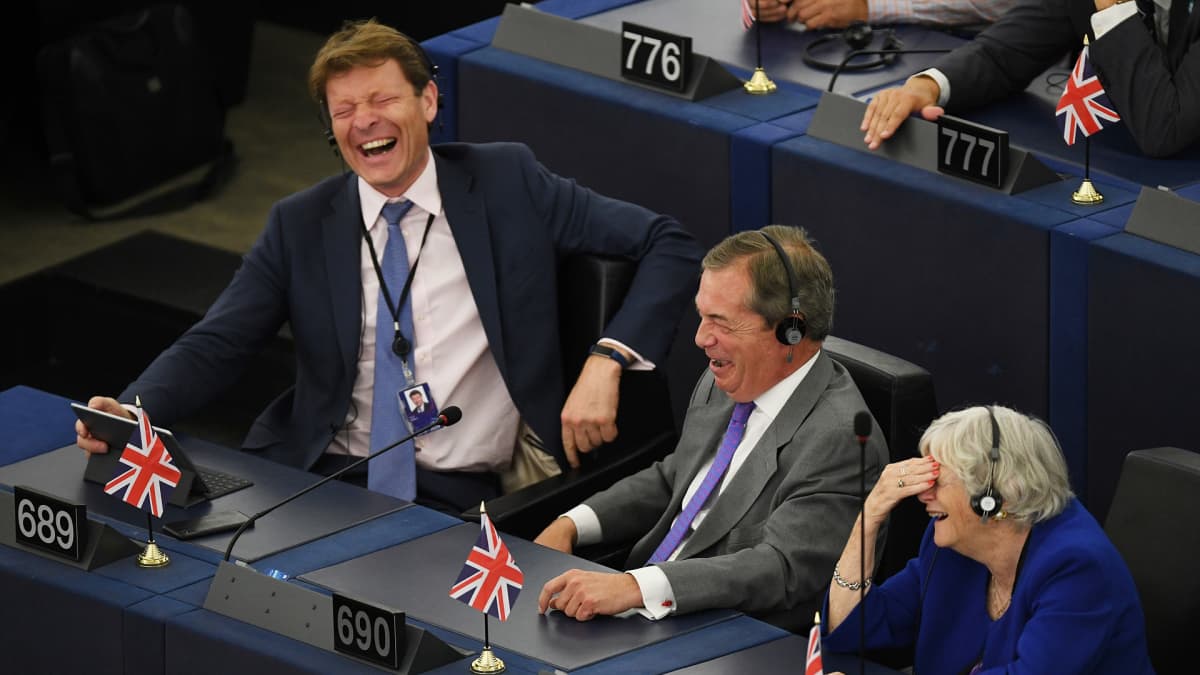 Brexit-puolueen Richard James Tice, Nigel Farage ja Ann Widdecombe naureskelivat istunnossa. 