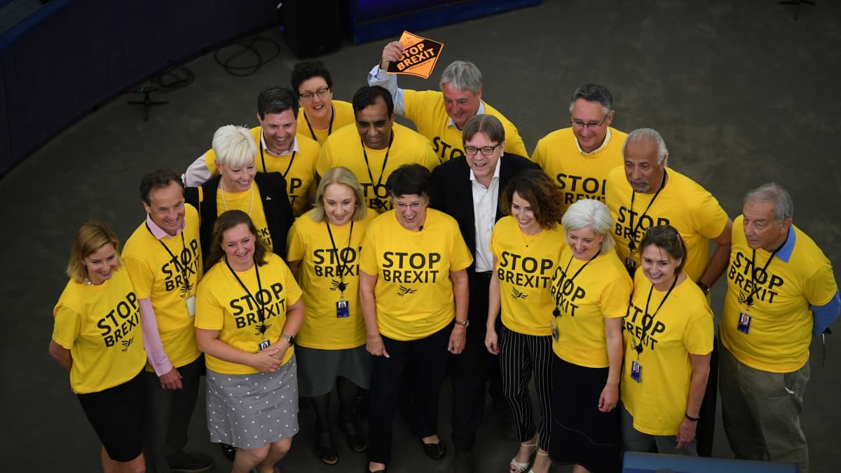 Guy Verhofstadt ja Alde/Renew Europe -ryhmän mepit pukeutuivat keltaiseen vedotakseen brexitin pysäyttämiseksi. 