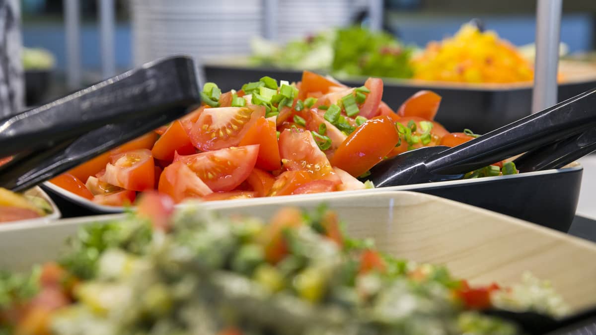 Tällä yksinkertaisella keinolla koulut saivat lapset syömään  terveellisesti: vapaavalintaiset kasvikset maistuvat valmissalaattia  paremmin