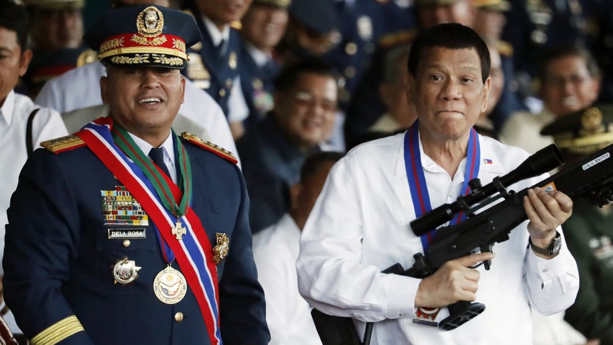 Presidentti Rodrigo Duterte  kuvattuna silloisen poliisipäällikön  Ronald dela Rosan kanssa Manilassa huhtikuussa 2018.