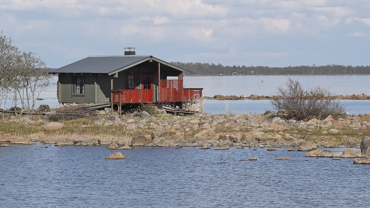 Suomalaiset viettävät mökkiaikaansa mieluiten veden äärellä omassa rauhassa  | Yle Uutiset
