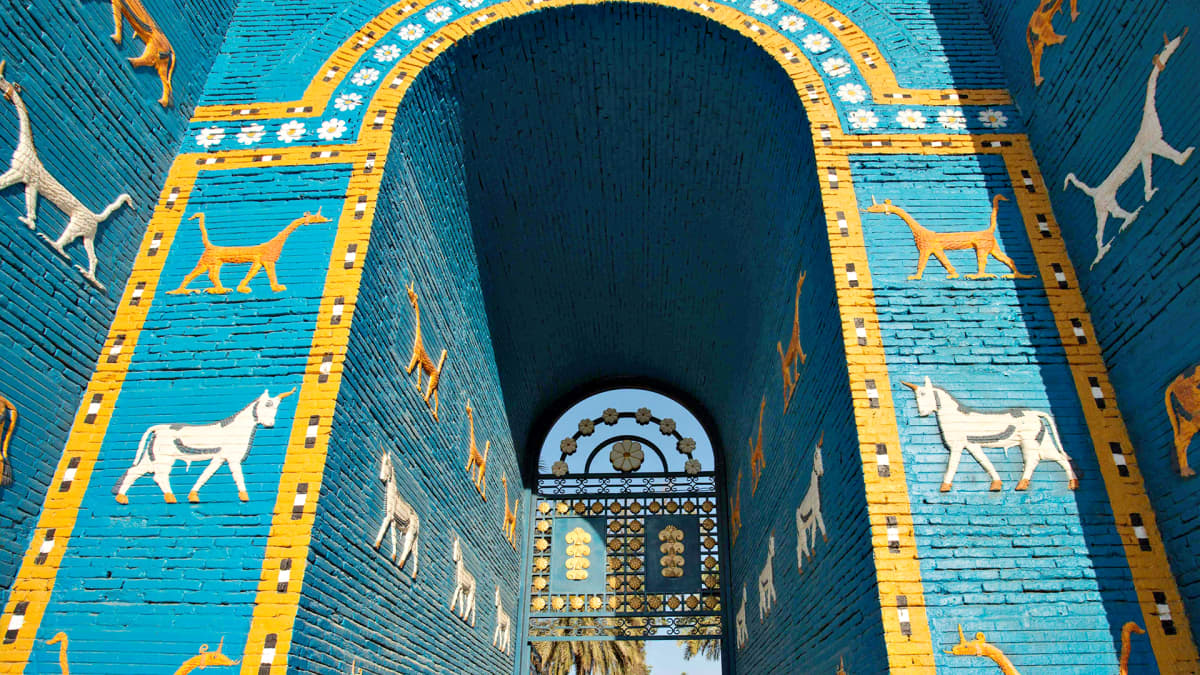 Ištarin portin rakennusaineena olivat lapislatsulin sinisiksi lasitetut tiilet, joissa oli reliefikuvioina sirrušeja eli lohikäärmeitä ja alkuhärkiä. 