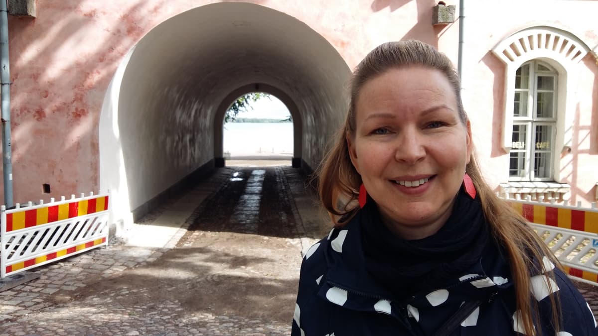 Kuvassa matkailuasiantuntija Milla Öystilä Suomenlinnan hoitokunnasta