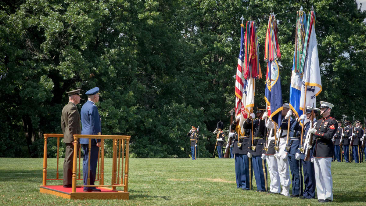 Legion of Merit -kunniamerkki luovutettiin juhlallisin menoin Fort Myerin tukikohdassa.