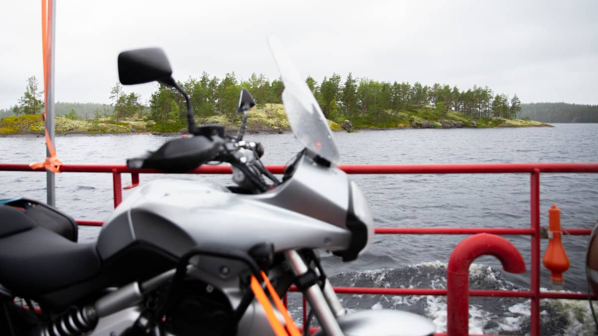 Moottoripyörä lautan kyydissä Saimaan saaristossa