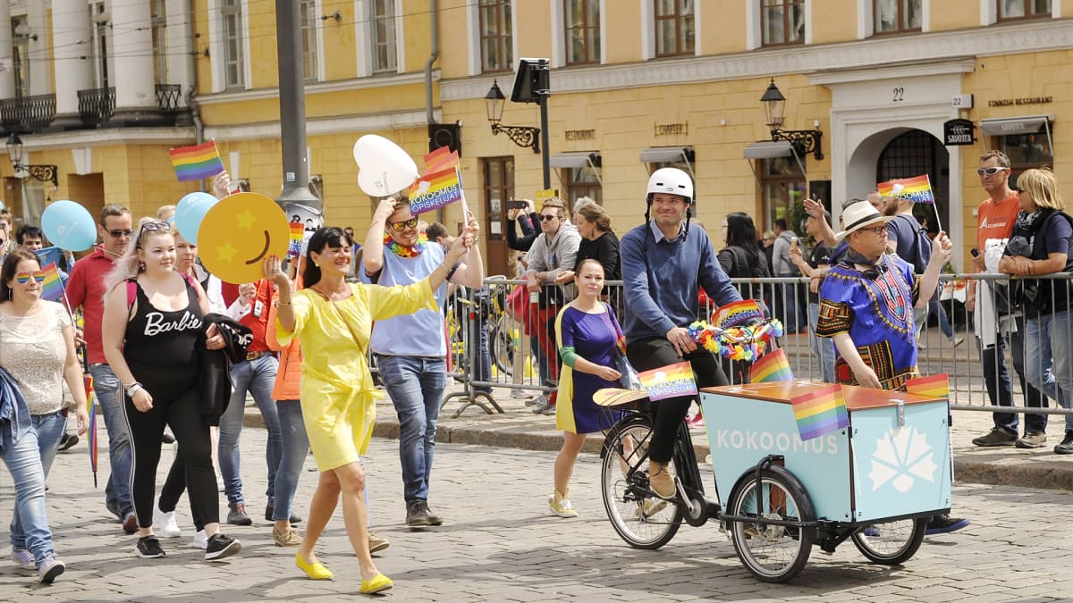 Kai Mykkänen ja Juhana Vartiainen Helsinki Pride 2018 -marssilla Helsingissä Senaatintorilla.