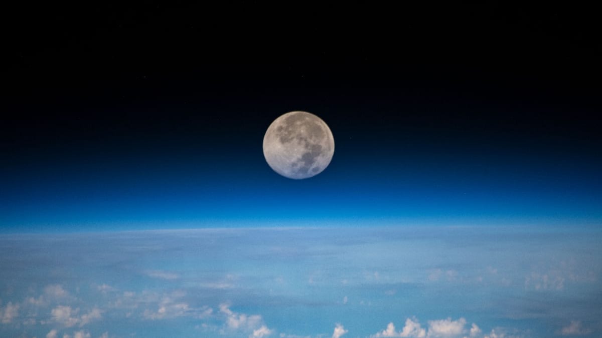Kuu ja Maan pilvinen pinta
