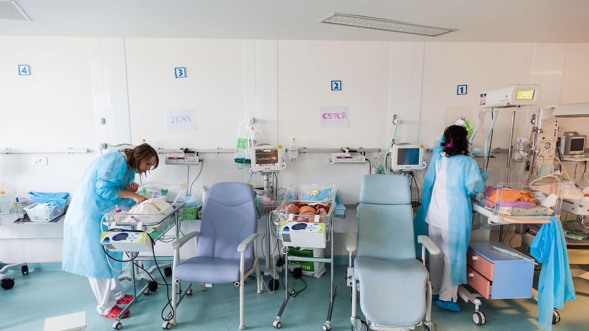 Keskosten hoitoa pariisilaisessa synnytyssairaalassa.