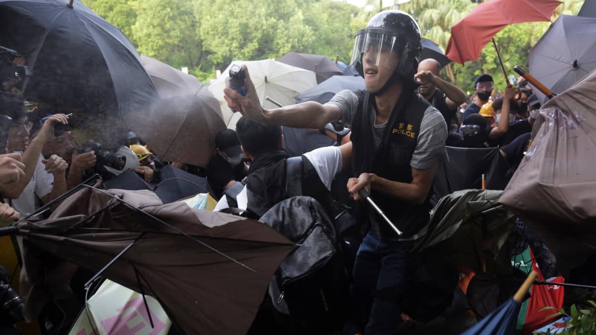 Poliisi käytti pippurisumutetta mielensoittajiin Sheung Shuin alueella Hongkongissa 13. heinäkuuta. 