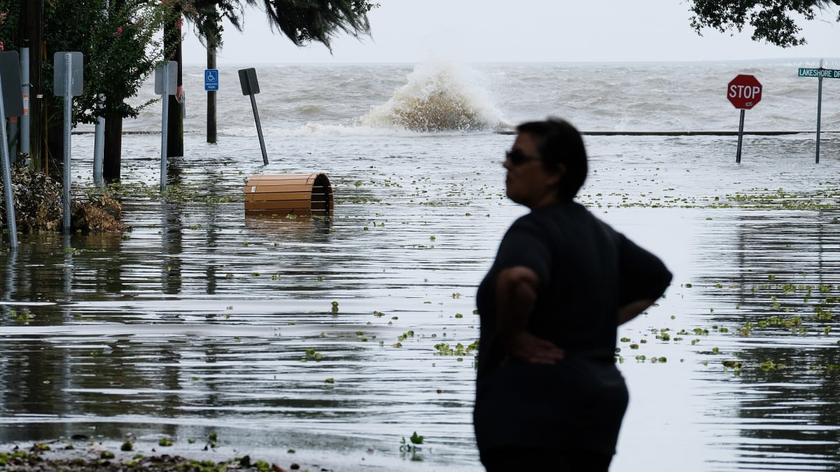 Osassa Louisianan rannikkoa vesi oli noussut tielle jo ennen Barry-hurrikaanin rantautumista. 