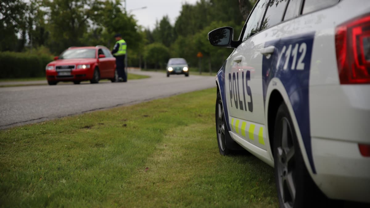 Poliisi puhalluttaa autoilijoita.