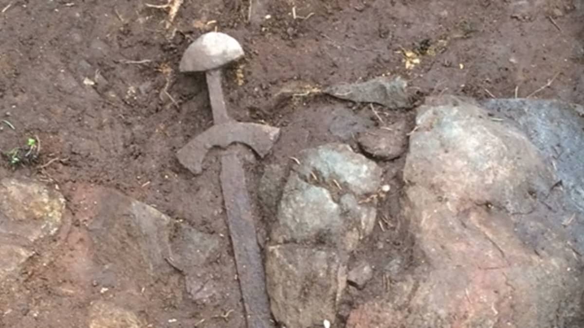 Muinainen viikinkimiekka kaivauksessa Pirkanmaalla