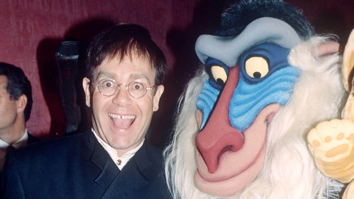 Elton John Leijonakuningas -elokuvan ensi-illassa Lontoossa vuonna 1994.