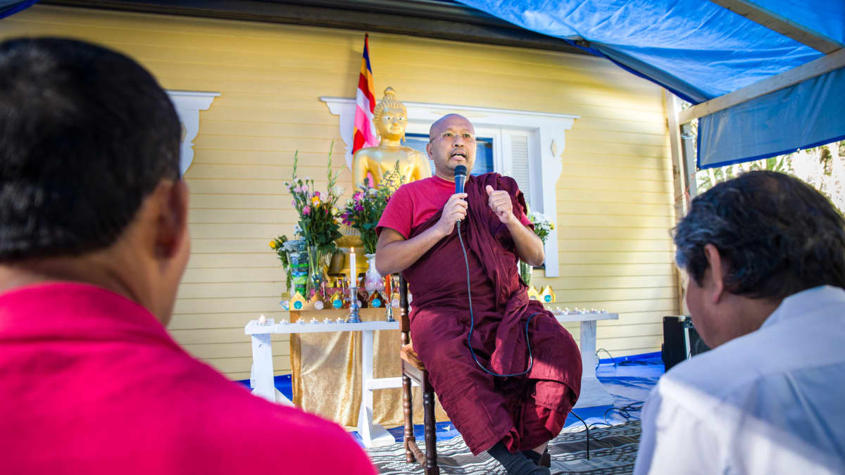 Munkki Ven Pannasami opettaa buddhalaisluostarissa.