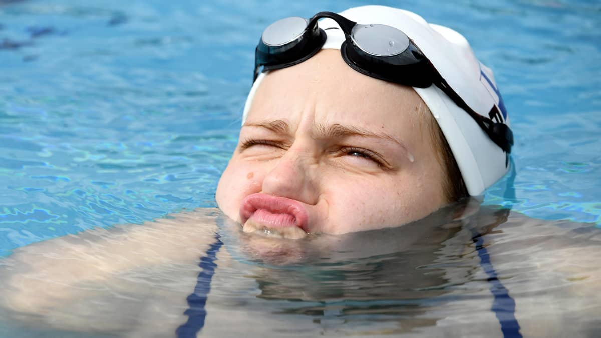 Ida Hulkko pelleilee altaassa uintimaajoukkueen mediatilaisuudessa Leppävaaran maauimalassa, Espoossa, 26. kesäkuuta