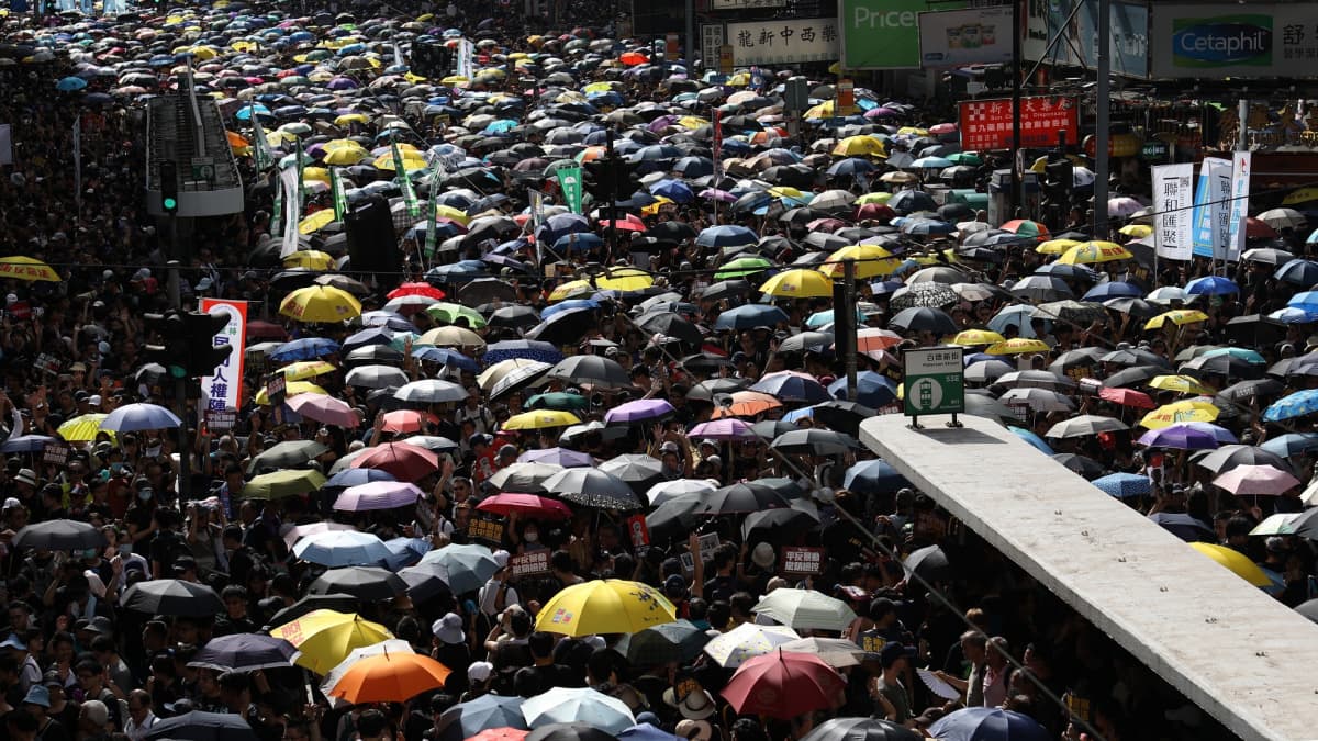 Hallinnonvastaiset protestoijat täyttivät Hongkongin kadut lauantaina.