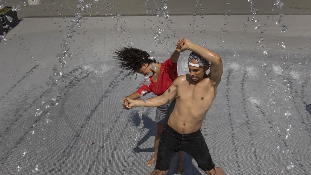 Julissa Hernandez ja Kuna Malik Hamad harjoittelivat brasilialaistansseja suihkulähteellä Washington DC:ssä 18. heinäkuuta. 