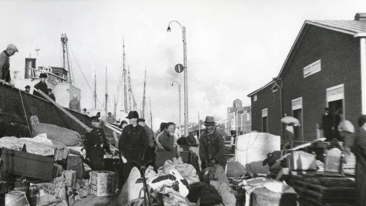 Evakuoidut lavansaarelaiset Kotkan Kalarannassa talvisodan alla vuonna 1939.