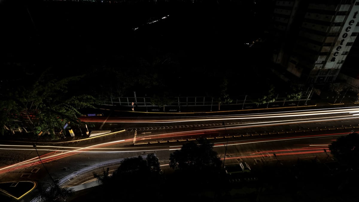 Tieliikennettä Caracasissa sähkökatkon aikana 22. heinäkuuta. 