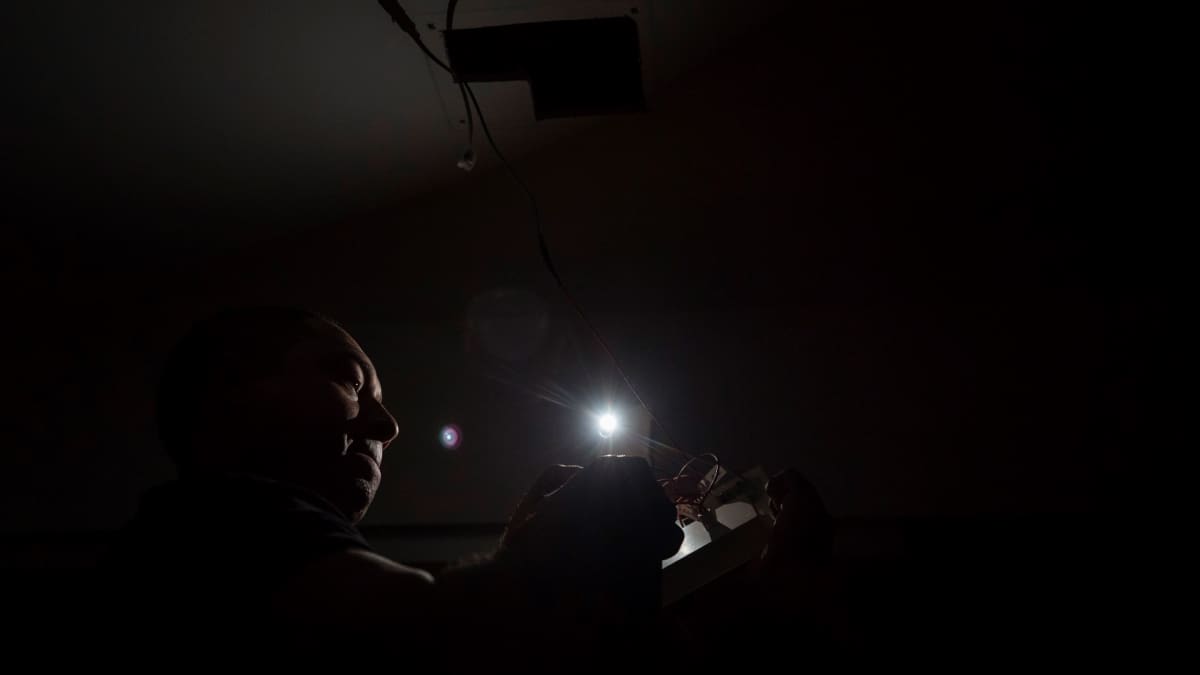 Toimistotyöläinen jatkoi työtään sähkökatkon aikana Caracasissa. 