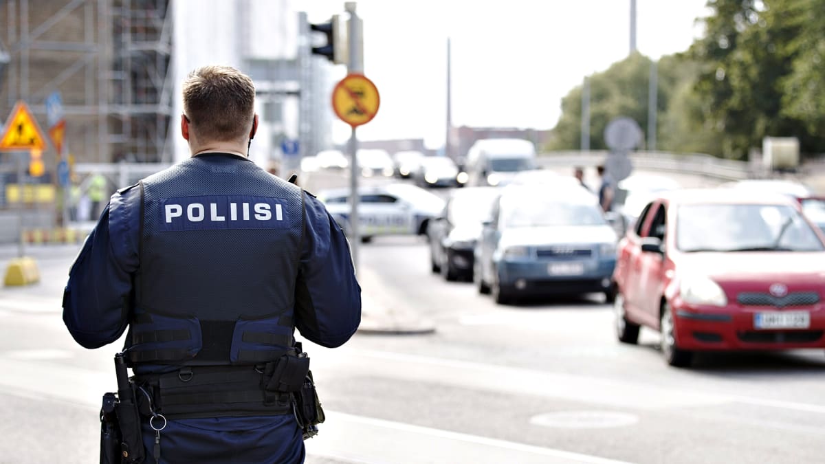 Poliiseja ampumapaikalla Helsingin Hietalahdenkadulla tiistaina 23. heinäkuuta 2019.
